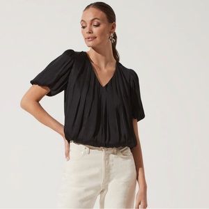 ASTR The Label BUBBLE HEM SHORT SLEEVE TOP